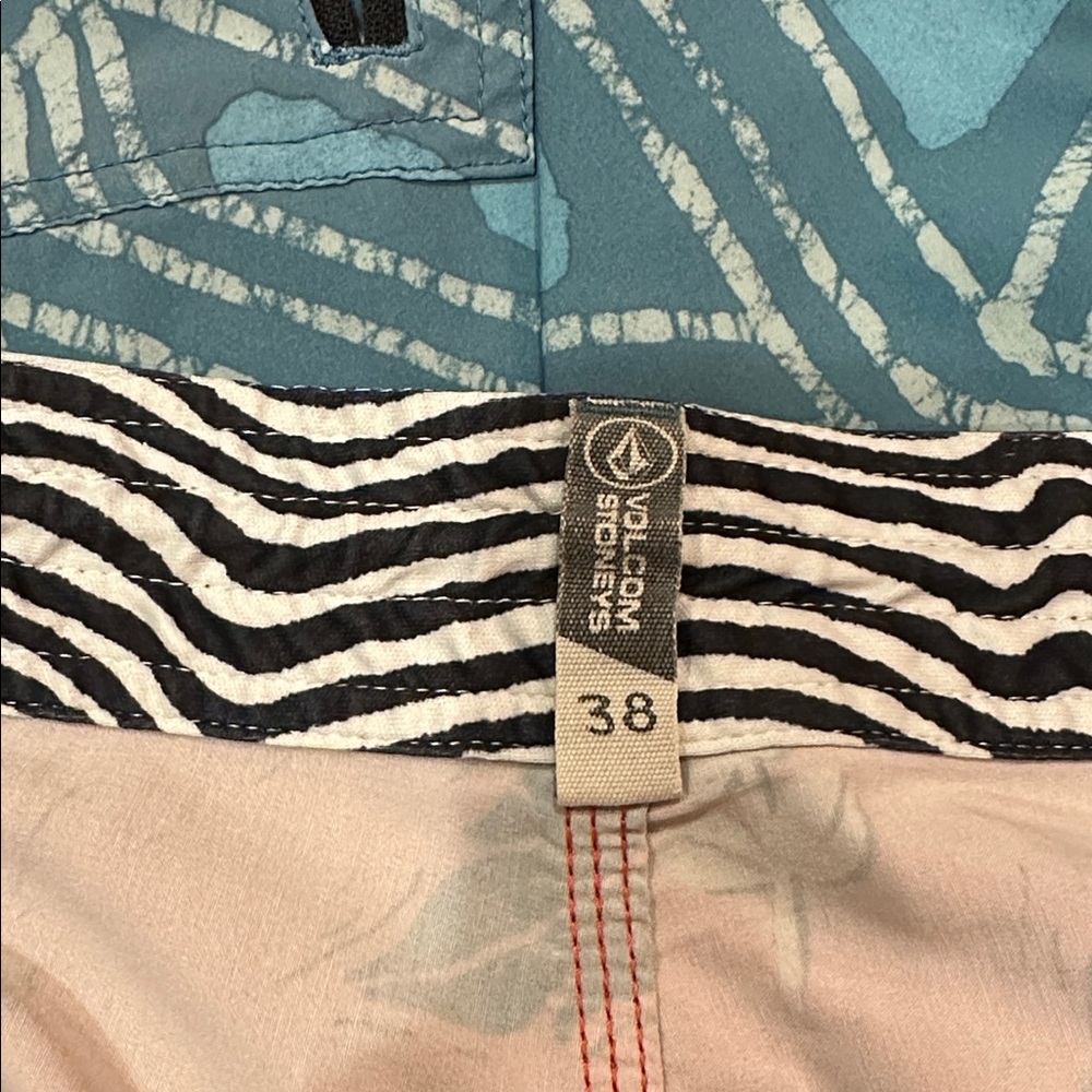 Volcom Board Shorts - Picture 6 of 6